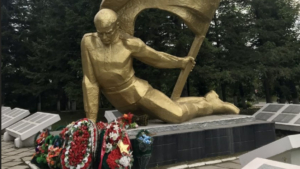 Расследованием уголовного дела об осквернении Мемориала Победы в Свободном займутся следователи - gtrkamur.ru