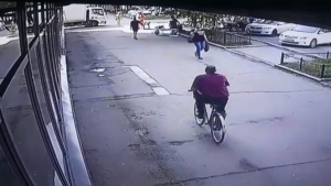 Сбил велосипедиста и скрылся: в Благовещенске ищут водителя серого седана - gtrkamur.ru