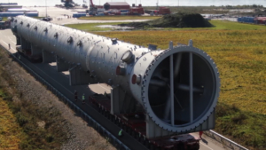 Гигантская колонна для Амурского ГХК преодолела более 5 тысяч километров по воде и суше - gtrkamur.ru