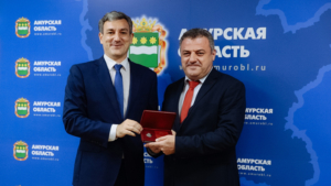 Василий Орлов вручил 15 амурчанам награды президента России - gtrkamur.ru