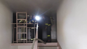 Десять человек эвакуировали из-за пожара в трехэтажном доме в Свободном - gtrkamur.ru