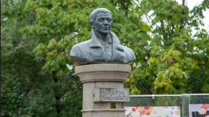 Звёздные гости «Амурской осени» почтили память режиссера и актера Валерия Приемыхова - gtrkamur.ru