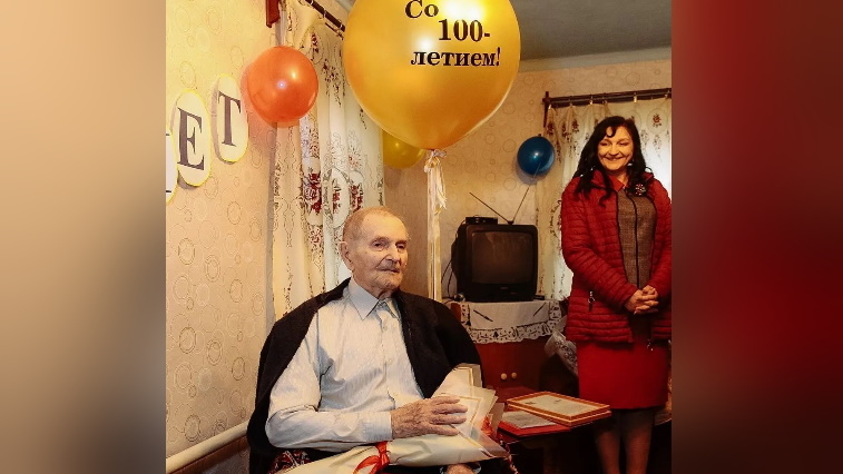 Со 100-летним юбилеем ветерана из Белогорска поздравил Василий Орлов - gtrkamur.ru