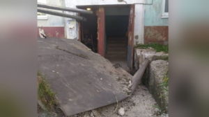 Мужчина погиб из-за упавшего на него козырька подъезда в поселке Приморья - gtrkamur.ru