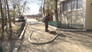 Зловонную проблему домов на улице Нагорной в Благовещенске начали решать - gtrkamur.ru