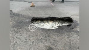 В центральной части Благовещенска на дороге образовалась яма с водой - gtrkamur.ru