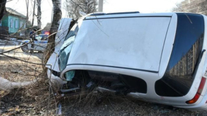 Наехал на пенёк: три человека пострадали в аварии в микрорайоне Свободного - gtrkamur.ru