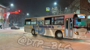 В Благовещенске накануне легковушка столкнулась с автобусом - gtrkamur.ru