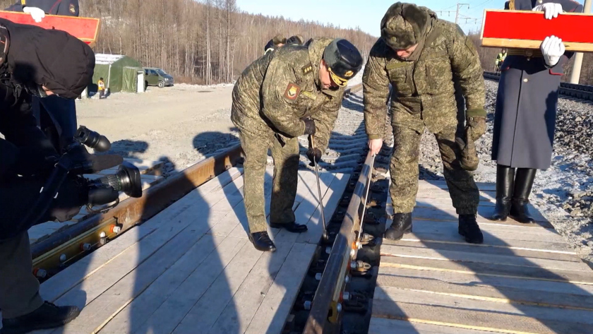 В Огороне торжественно уложили «Золотое звено» нового пути реконструируемой ветки БАМа - gtrkamur.ru