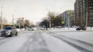 В Благовещенске на перекрёсте автомобиль наехал на двух пешеходов - gtrkamur.ru