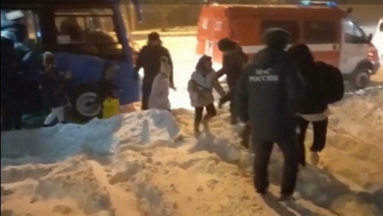 Юные амурчане оказались заложниками стихии во Владивостоке: их эвакуировали спасатели - gtrkamur.ru