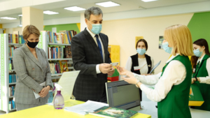 Василий Орлов посетил модернизированную библиотеку имени Машука - gtrkamur.ru