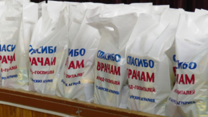 Амурские бизнесмены подарили продуктовые наборы врачам из красной зоны - gtrkamur.ru