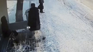 Расклейщика объявлений, испортившего одну из остановок Благовещенска, наказали рублем - gtrkamur.ru