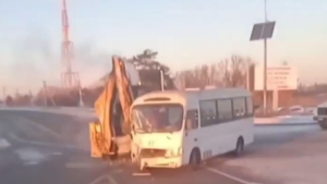 В Свободненском районе не поделили дорогу автобус и экскаватор - gtrkamur.ru