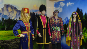 Кафтаны-архалуки и шаровары, тюбетейки и арахчыны: в Белогорск прибыла выставка «Приамурье многонациональное» - gtrkamur.ru