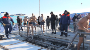 Тысяча благовещенцев окунулась в ледяную воду на Крещение - gtrkamur.ru
