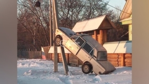 В Поповке Мазановского района автомобиль застрял на столбе - gtrkamur.ru