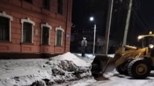 Благовещенские коммунальщики убирают снежные навалы у дорог и остановок - gtrkamur.ru