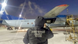 АН-24 зацепил трос в аэропорту Якутии и повредил крыло - gtrkamur.ru
