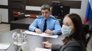 Нечистоты на улице и холод в квартирах: глава амурской прокуратуры взял на контроль решение проблем, озвученных общественниками - gtrkamur.ru