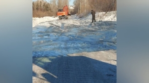 В пригороде Райчихинска грунтовые воды вышли на проезжую часть - gtrkamur.ru