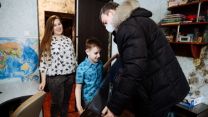 Продолжение новогодних чудес: Василий Орлов вручил подарки юным амурчанам, которые писали на «Ёлку желаний» - gtrkamur.ru