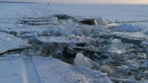 Грузовик провалился под лед на Зейском водохранилище: водитель выжил - gtrkamur.ru