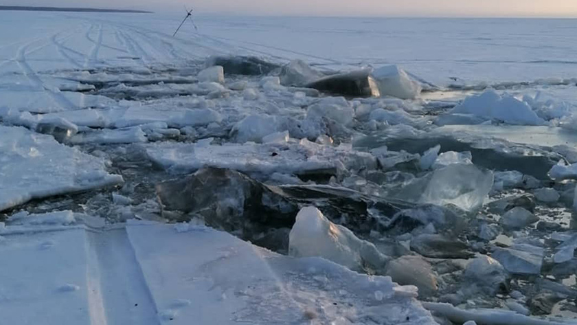 Грузовик провалился под лед на Зейском водохранилище: водитель выжил - gtrkamur.ru