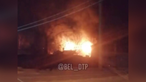 Пожарные сегодня ночью тушили гараж в Белогорске - gtrkamur.ru