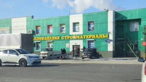 В Благовещенске грузовик завалил столб по улице Мухина - gtrkamur.ru