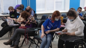 Пожилых благовещенцев бесплатно учат пользоваться компьютерами и телефонами - gtrkamur.ru