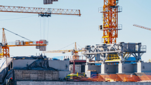 На Восточном продолжают монтировать кабель-заправочную башню для «Ангары» - gtrkamur.ru