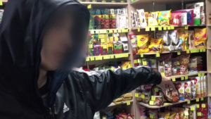 В Благовещенске полицеские задержали подозреваемого в краже денег из кассы магазина - gtrkamur.ru