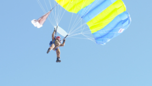 Амурские парашютисты-пожарные завершили сборы прыжками с самолета - gtrkamur.ru