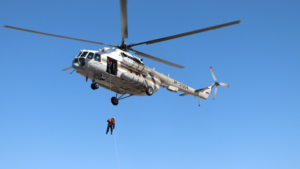 Беспарашютные спуски с вертолета Ми-8 отработали амурские спасатели - gtrkamur.ru