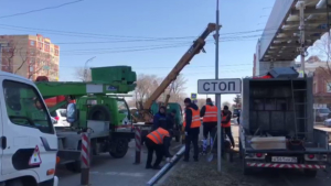В Благовещенске устанавливают временную стойку для поврежденного после аварии светофора - gtrkamur.ru