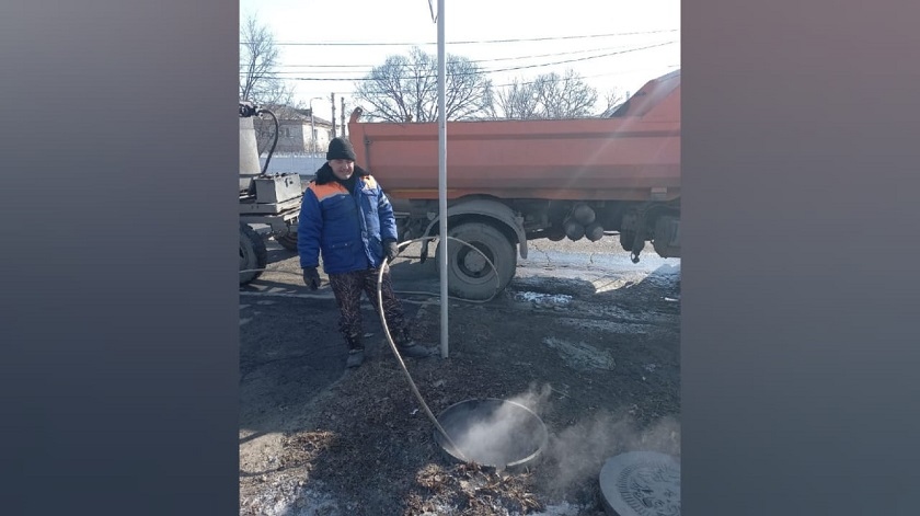 В Благовещенске отпаривают систему ливнёвок, чтобы освободить её ото льда - gtrkamur.ru