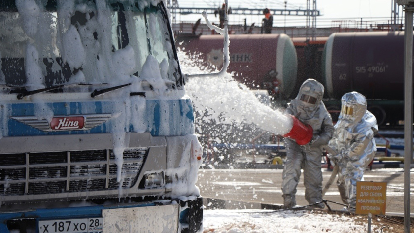 Благовещенские огнеборцы потушили условный пожар на нефтебазе - gtrkamur.ru