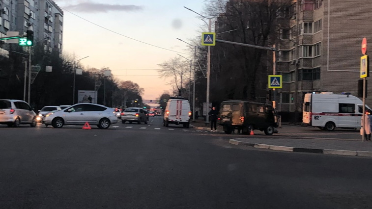 Уаз-буханка и Toyota Prius столкнулись на перекрёстке Горького-Калинина в Благовещенске - gtrkamur.ru