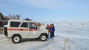 В Белогорье несанкционированную переправу через Зею регулярно инспектируют спасатели - gtrkamur.ru