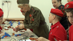 Благовещенские школьники смастерили броши из Георгиевских лент - gtrkamur.ru
