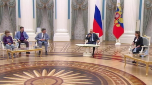Владимир Путин выразил поддержку идеи о поднятии флага страны в школах и исполнении гимна - gtrkamur.ru