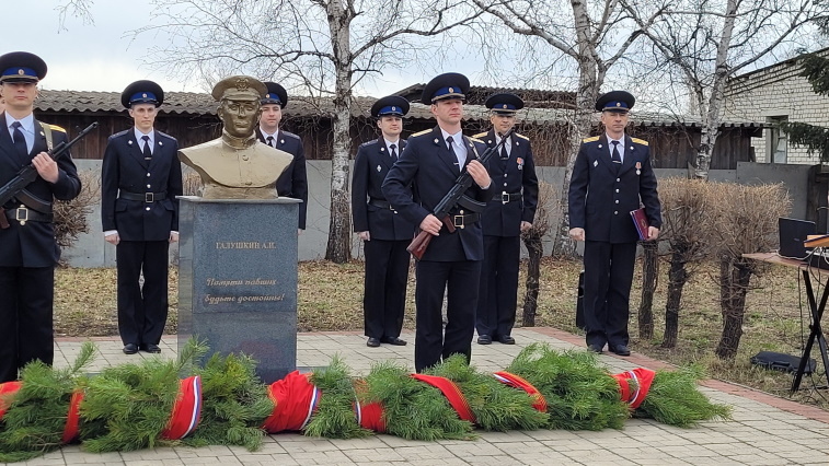 В Ивановке почтили память участника обороны Крыма и Севастополя Александра Галушкина - gtrkamur.ru