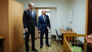 Василий Орлов побывал в пункте временного размещения для беженцев в Благовещенске - gtrkamur.ru