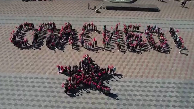 300 жителей Белогорска выстроились в слово «Спасибо» на главной площади города - gtrkamur.ru