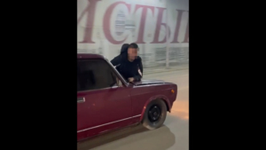 В Благовещенске «Лада»-седан прокатил парня на капоте: шутников разыскивают - gtrkamur.ru
