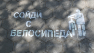 В Благовещенске перед пешеходными переходами нанесли надписи на тротуары - gtrkamur.ru