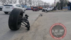 В Благовещенске кроссовер потерял колесо при столкновении с грузовиком - gtrkamur.ru