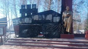 Памятник воинам, павшим в годы Великой Отечественной войны, пострадал от огня в якутском поселке - gtrkamur.ru